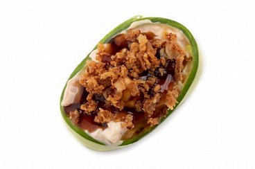 Гункан в огурце с курицей